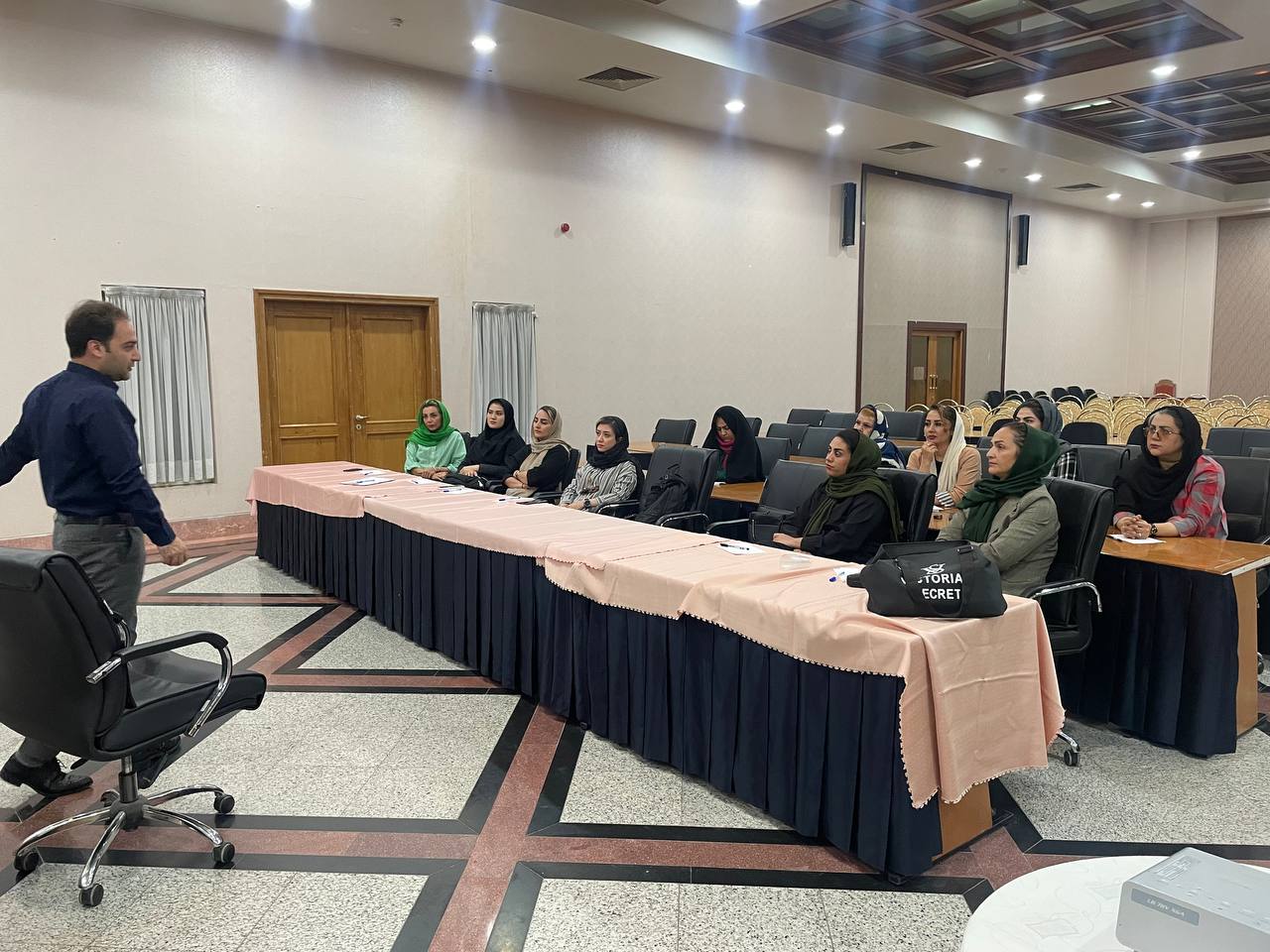 کارگاه آموزشی ارتباط مؤثر ویژه کارکنان حس خوب زندگی برگزار شد