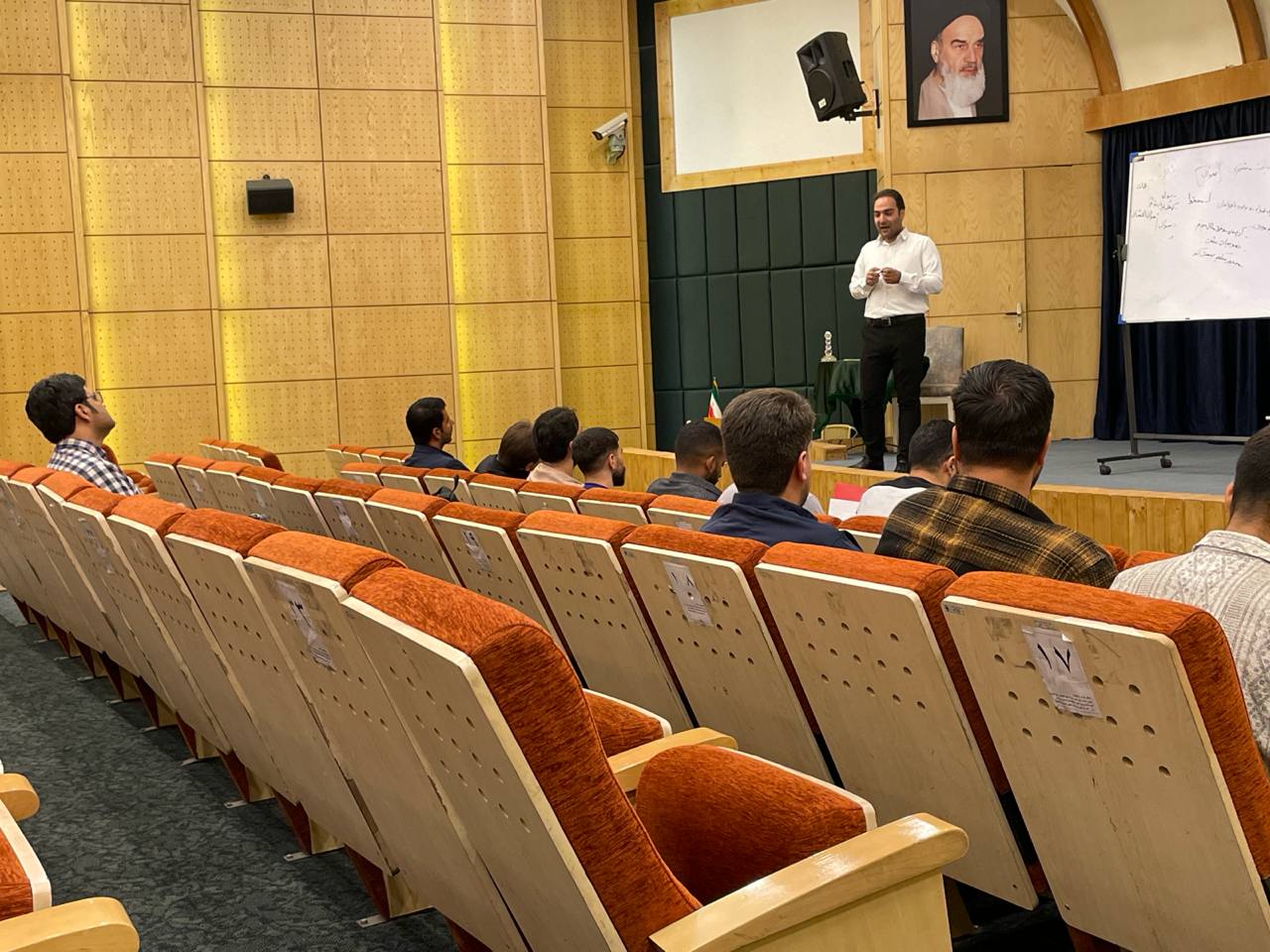 برگزاری کارگاه آموزشی فروش حرفه‌ای برای کارکنان حس خوب زندگی؛ گامی نوین برای ارتقای مهارت‌های فروش