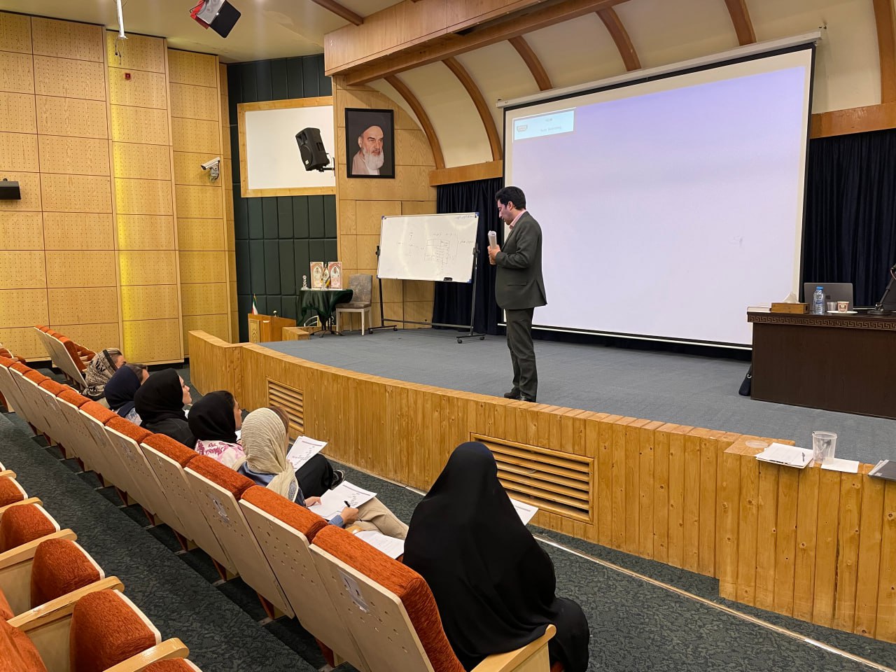 نشست معرفی ساختار سازمانی جدید و نظام مدیریت عملکرد حس خوب زندگی برگزار شد