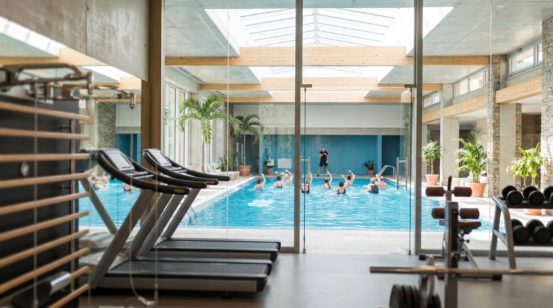 مقایسه ورزش آبی با تمرینات باشگاهی بهترین انتخاب برای سلامت جسم